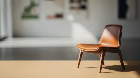 Un objet artisanal en bois et cuir posé en pleine lumière, incarnant l'équilibre entre beauté formelle et usage quotidien